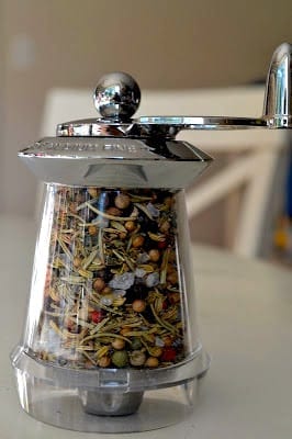 Great Island Spice Blend en un molinillo de especias transparente