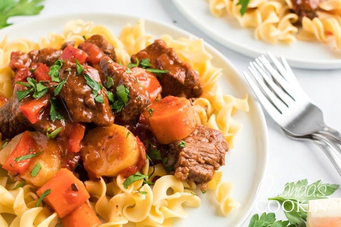 Goulash y fideos húngaros de cocción lenta