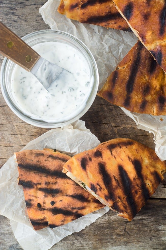 Hamburguesas de pita de cordero con especias --- &iexcl;Cordero con especias del Medio Oriente extendido dentro de los bolsillos de pita y a la parrilla! theviewfromgreatisland.com