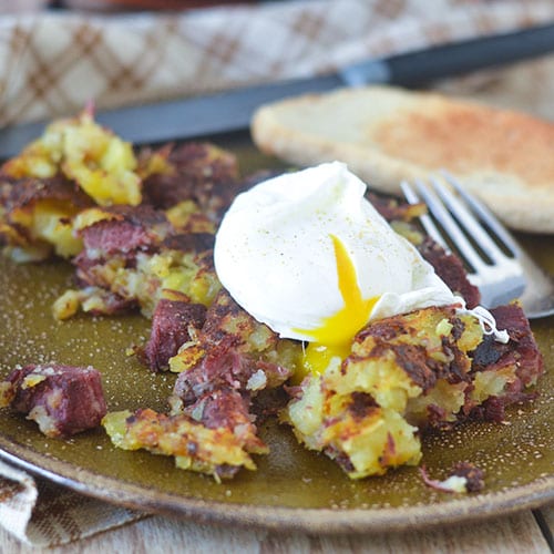 Hash de carne en lata cubierto con huevo escalfado #breakfast #eggs #cornedbeef #glutenfree