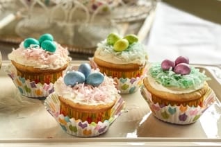Cupcakes de nido de huevos de Pascua son dulces y fáciles de trata