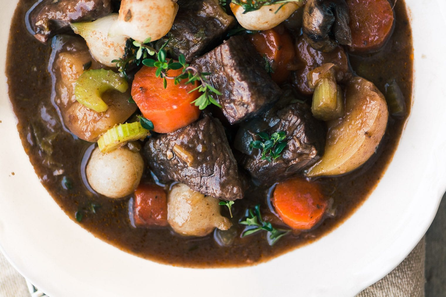 Un taz&oacute;n de carne de res instant&aacute;nea Bourguignon