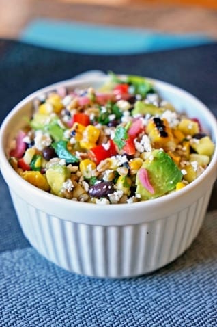Ensalada De Farro Con Piña, Aguacate Y Frijoles Negros