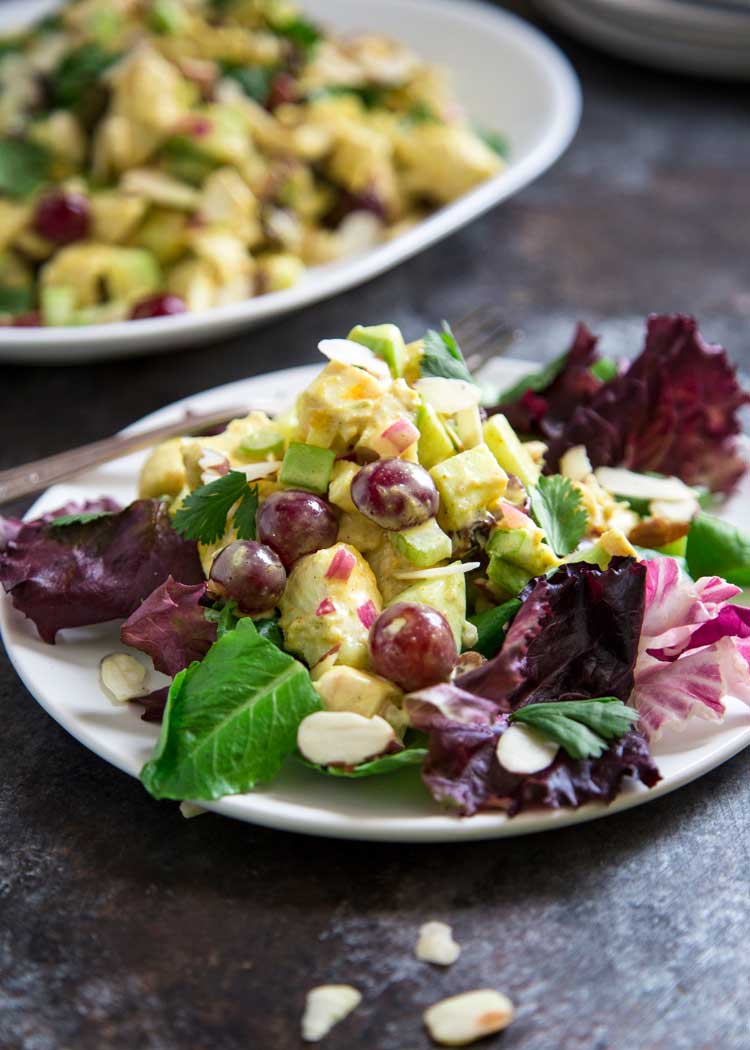  Un'ottima insalata preparata con la maggior parte delle cose già disponibili in cucina e nella dispensa, questa insalata di pollo al curry è un mix di freschezza e gustosi bocconcini a base di pollo, frutta e verdura strutturati. keviniscooking.com 