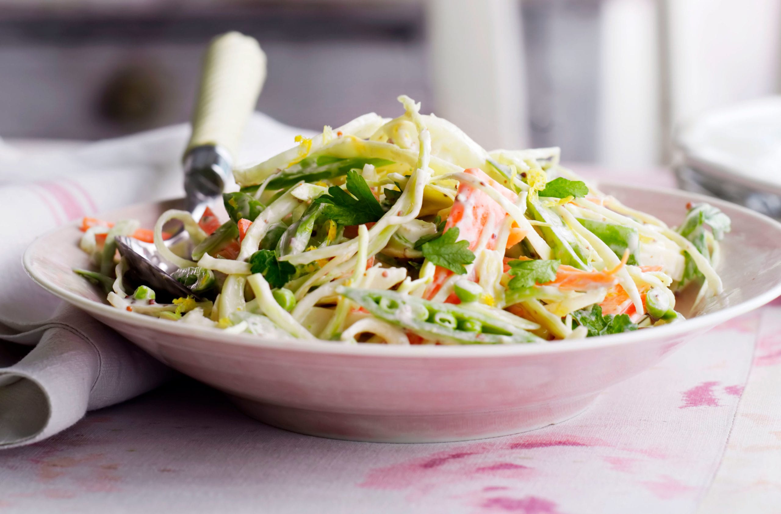 Insalata di cavolo L'insalata di cavolo è un gioco da ragazzi con questa classica ricetta croccante e croccante, fatta semplicemente con maionese, succo di limone e senape. Il miglior contorno barbecue.