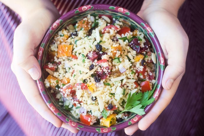 &iexcl;La ensalada de almendras con cusc&uacute;s y vinagreta de lim&oacute;n con especias es una desviaci&oacute;n completa de su ensalada de pasta diaria! ~ theviewfromgreatisland.com