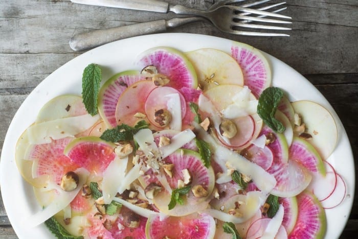 Insalata di mele e ravanelli rasata