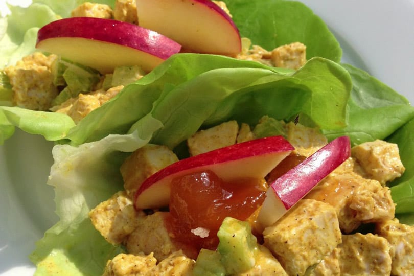 Ensalada de pollo al curry envuelve con chutney de mango caliente