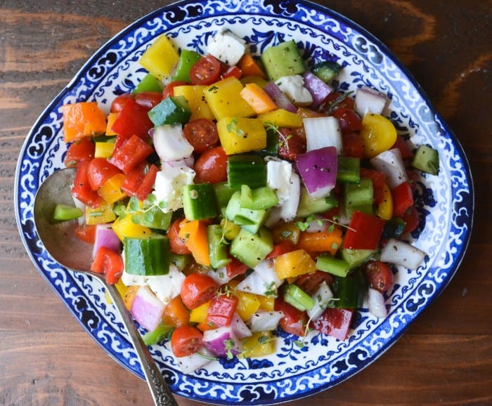 gruesa ensalada israelí está llena de colores brillantes y grandes texturas