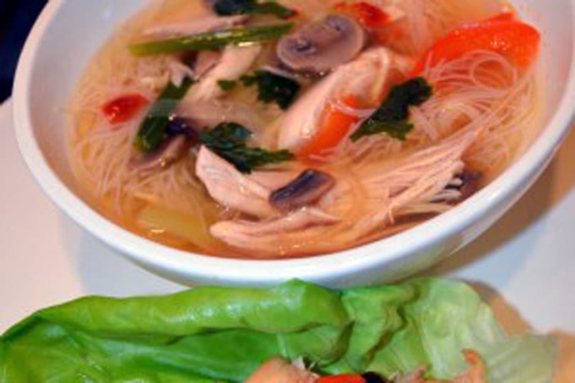 Ensaladas de pollo, sopa y lechuga de pollo asiáticas sin gluten