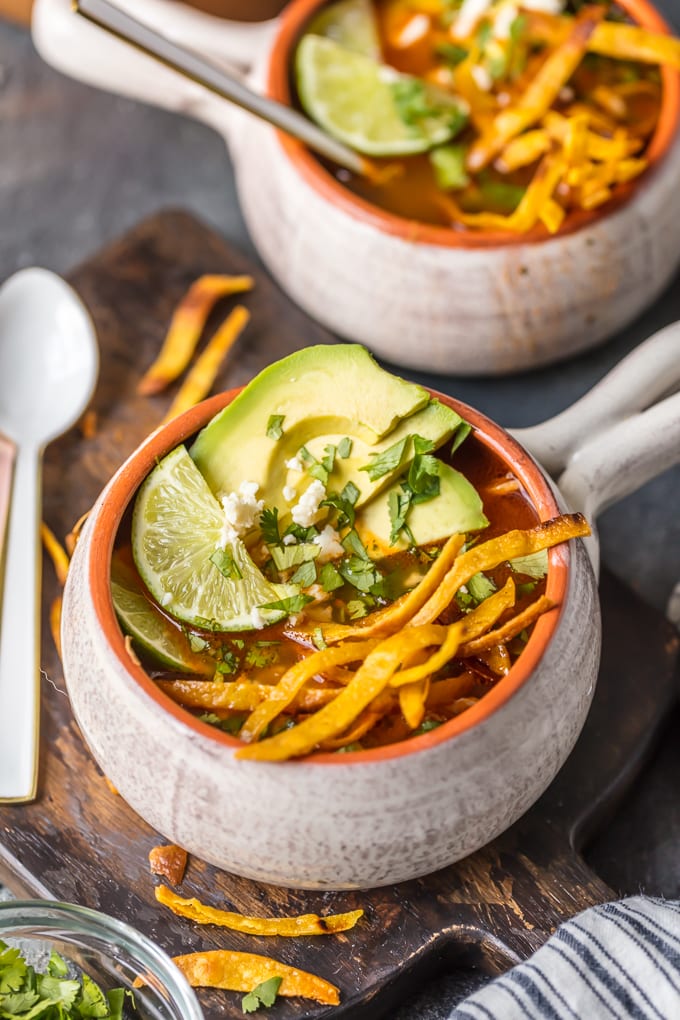 Sopa fácil de tortilla de pollo en un tazón
