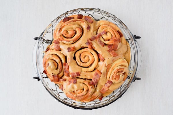 Pancetta alla cannella I panini alla cannella portano la combinazione dolce e salata a nuove altezze! I classici rotoli di cannella sono ripieni di pancetta e conditi con una glassa di acero ... e ancora pancetta!