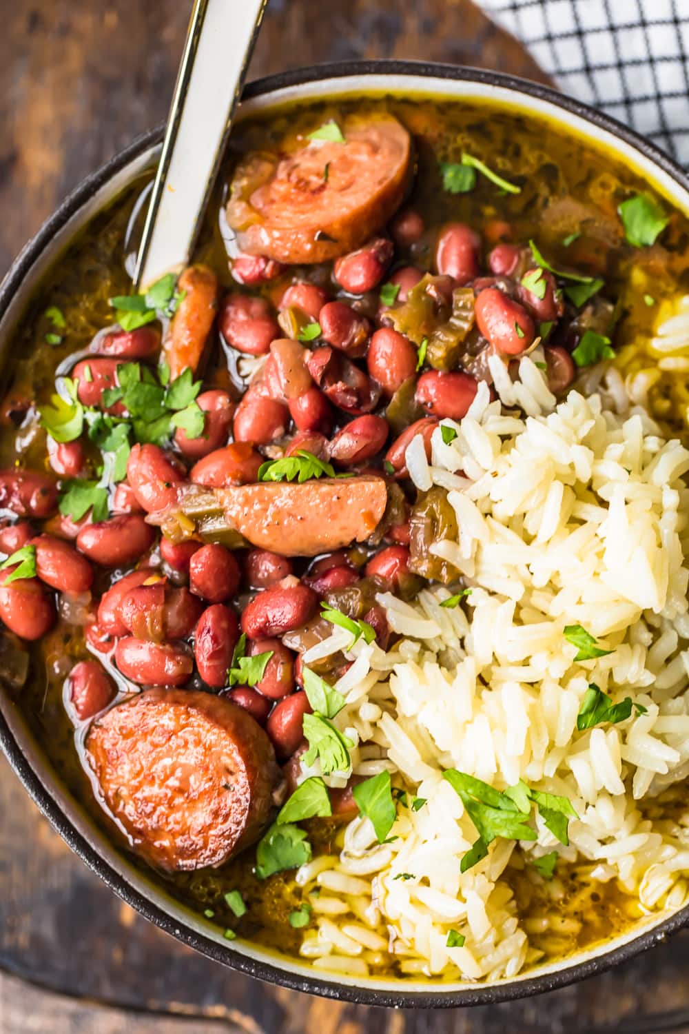 frijoles rojos y arroz en un taz&oacute;n