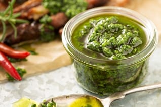La salsa fácil Chimichurri argentina puede transformar su próxima barbacoa
