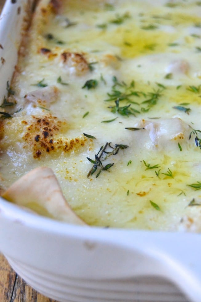 lasa&ntilde;a de champi&ntilde;ones blancos en una cacerola blanca