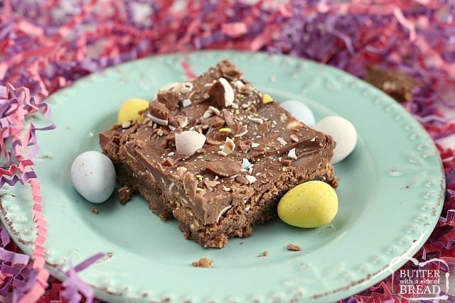 Los mini huevos de Cadbury son un dulce favorito para muchos, y usarlos tanto en la masa como en el glaseado para estas picaduras de brownie de chocolate crea el postre perfecto.