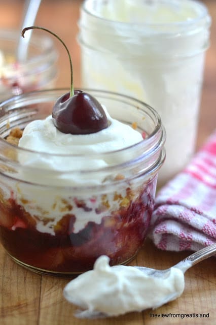 Mason Jar Cherry si sbriciola con la panna montata Mason Jar