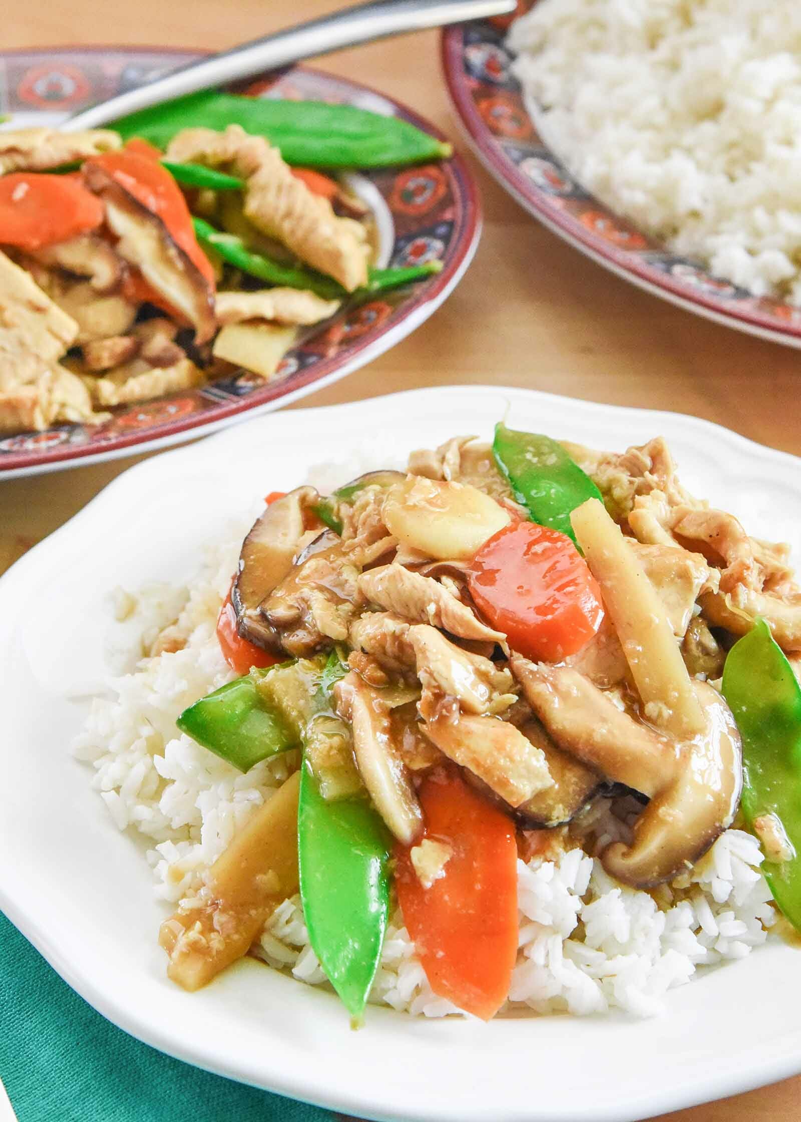 Moo Goo Gai Pan Cibo cinese su un piatto bianco con un piatto