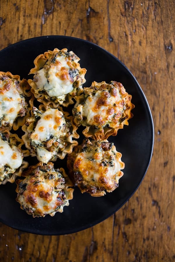 &iexcl;Estas picaduras de salchichas, espinacas y hongos son el aperitivo perfecto para el f&uacute;tbol! Simplemente arroje los ingredientes en una sart&eacute;n, cali&eacute;ntelos, llene los mini fillo shells y &iexcl;BOOM es hora de la merienda! Te ENCANTAR&Aacute; estos peque&ntilde;os bocados sabrosos.