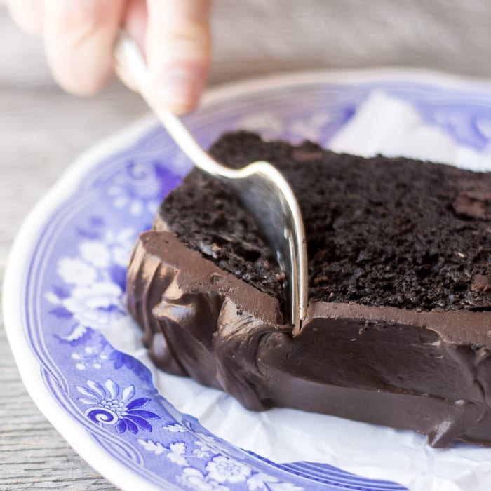 &iexcl;El pastel de calabac&iacute;n Death By Chocolate con ganache de chocolate agridulce es el postre de calabac&iacute;n definitivo! ~ theviewfromgreatisland.com