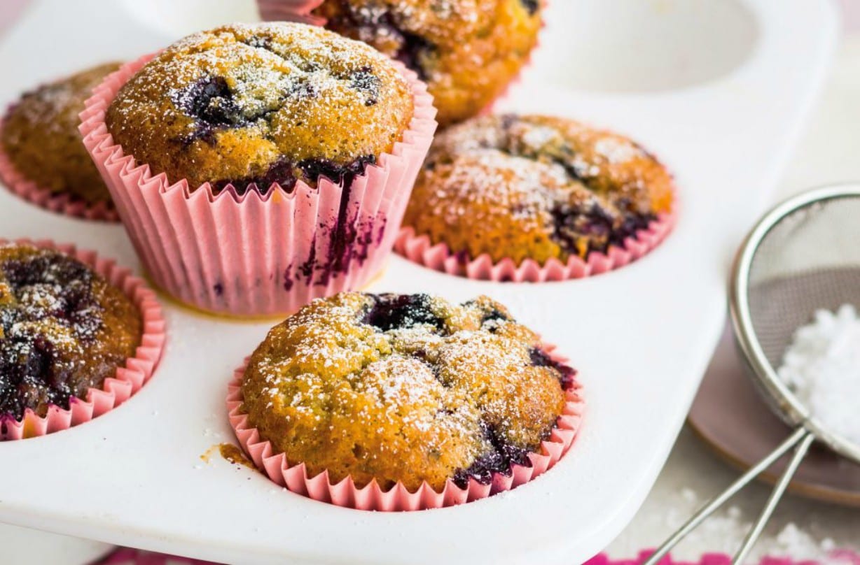 Muffin ai mirtilli La nostra ricetta per i muffin ai mirtilli non potrebbe essere più facile da realizzare con questa ricetta semplicissima che rende i muffin perfetti ogni volta ed è pronta in soli 5 passaggi ... Perfetto!