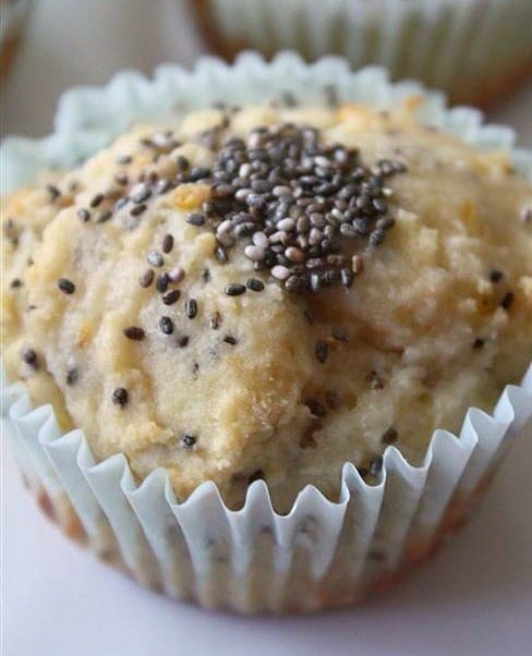 Estos muffins de semillas de chia de lim&oacute;n est&aacute;n llenos de sabor c&iacute;trico y ENVASADOS llenos de semillas de chia saludables. &iexcl;Tan f&aacute;cil de hacer y a&uacute;n m&aacute;s f&aacute;cil de comer!