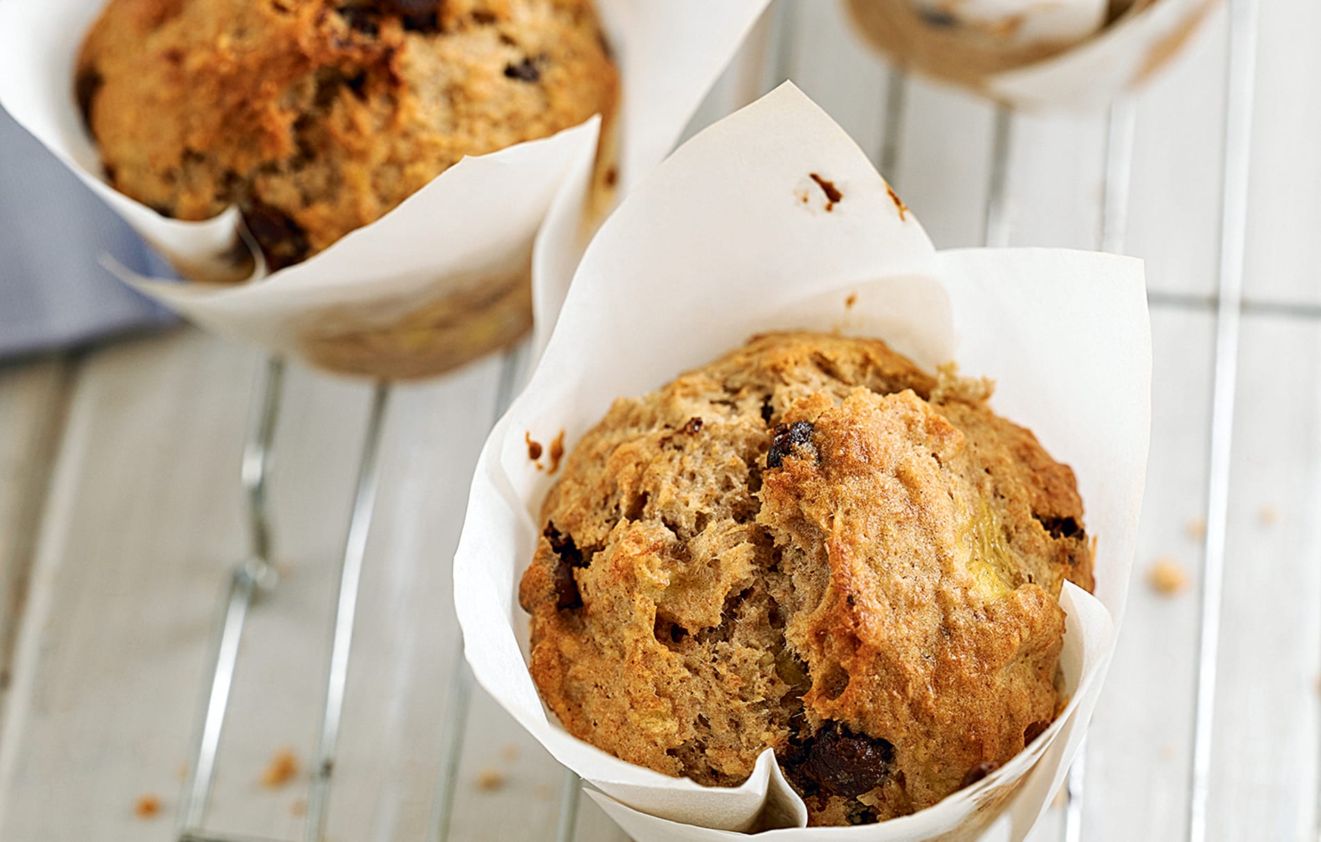 Muffin sani con banana e cannella Chi non ama svegliarsi a colazione? Questi dolcissimi cupcakes con banane, cannella e farina d'avena renderanno il tuo risveglio ancora migliore!