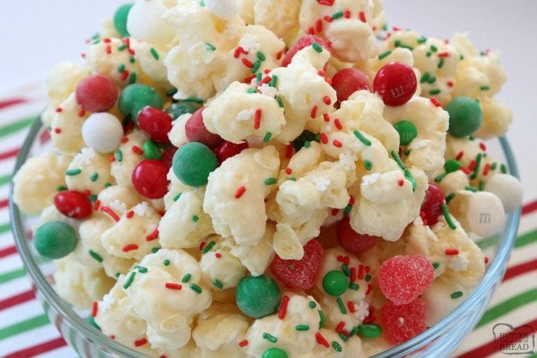 ¡El Puffcorn de Navidad Candy se hace fácil en minutos con una corteza de almendra que cubre el Puffcorn mantecoso y está cubierto con dulces festivos y chispas!