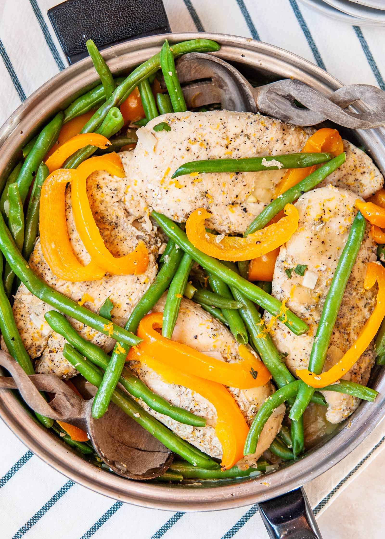 Ricetta-primo piano cinese del pollo di padella del pollo, dei fagiolini e dei peperoni dolci arancioni