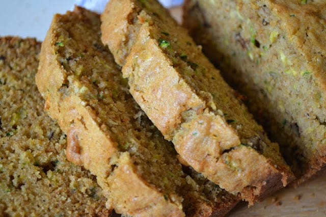 Pane classico di zucchine, a fette