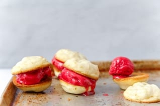 Sándwiches de helado de frambuesa y limonada