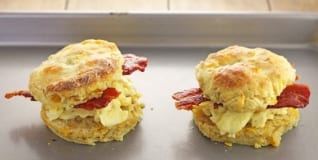 Panini per la colazione con biscotti al formaggio cheddar