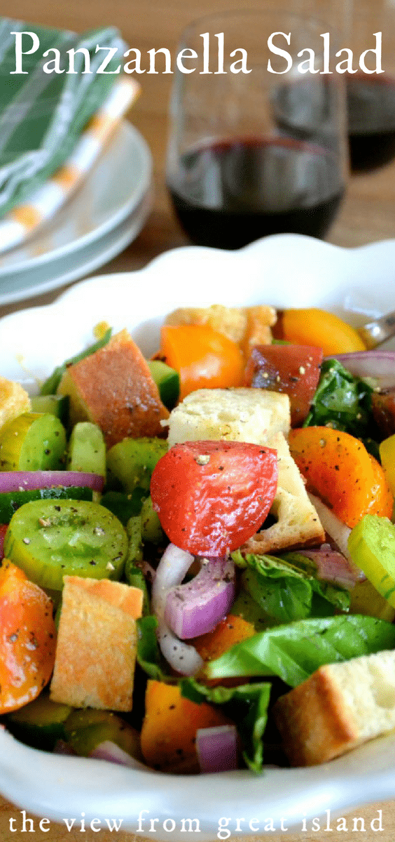 La Panzanella Salad è una classica insalata toscana di pomodoro e pane che è il modo perfetto per mostrare prodotti maturi colorati e favoloso olio e aceto. # insalata # pane # italiano # pomodoro # facile # toscano # salutare # cimelio