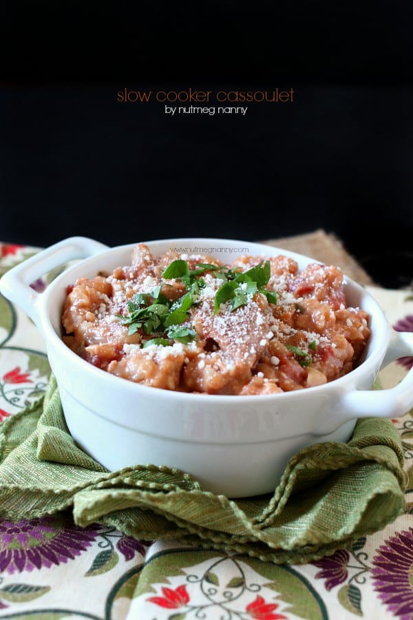 Questo cassoulet a cottura lenta ti dà i sapori del cassoulet ma con la facilità della cottura a cottura lenta. Inoltre