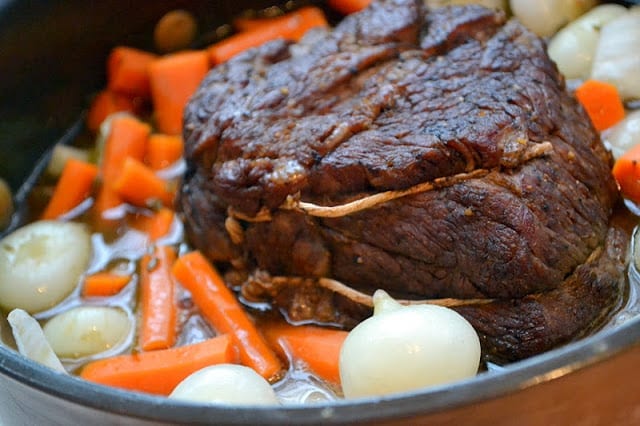 Olla asada con cebollas Cipollini en una olla de hierro fundido