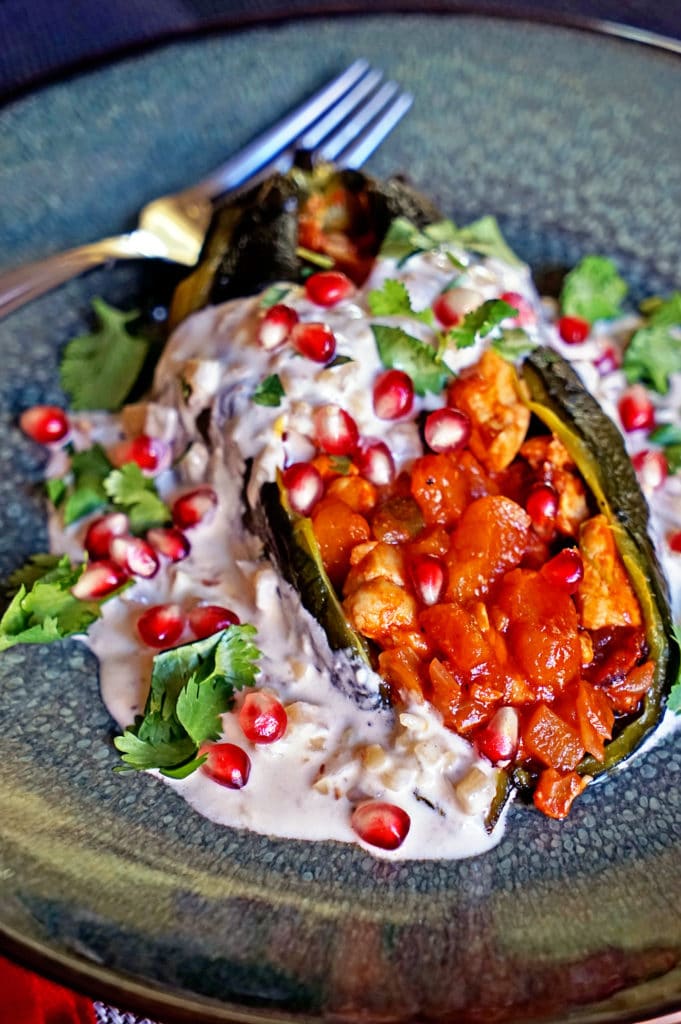  Chiles en Nogada, peperoni poblano arrostiti ripieni di pollo, frutta e verdura con un vino bianco, cipolla, crema di riduzione con arachidi. keviniscooking.com 