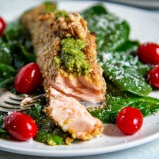 Salmón Pesto De Nuez Y Corteza
