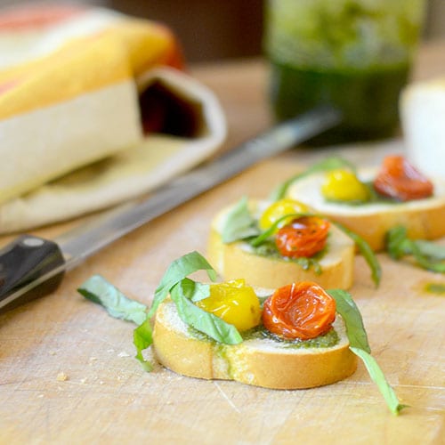 Tomate Pesto Crostini