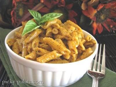 Pesto rosso arrostito di penne al pesto e brownies di ridicoli