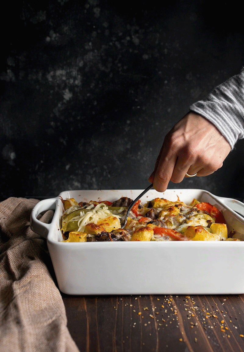 Philly Cheesesteak Pasta. Pasta cremosa al forno con peperoni, cipolle e bistecca.