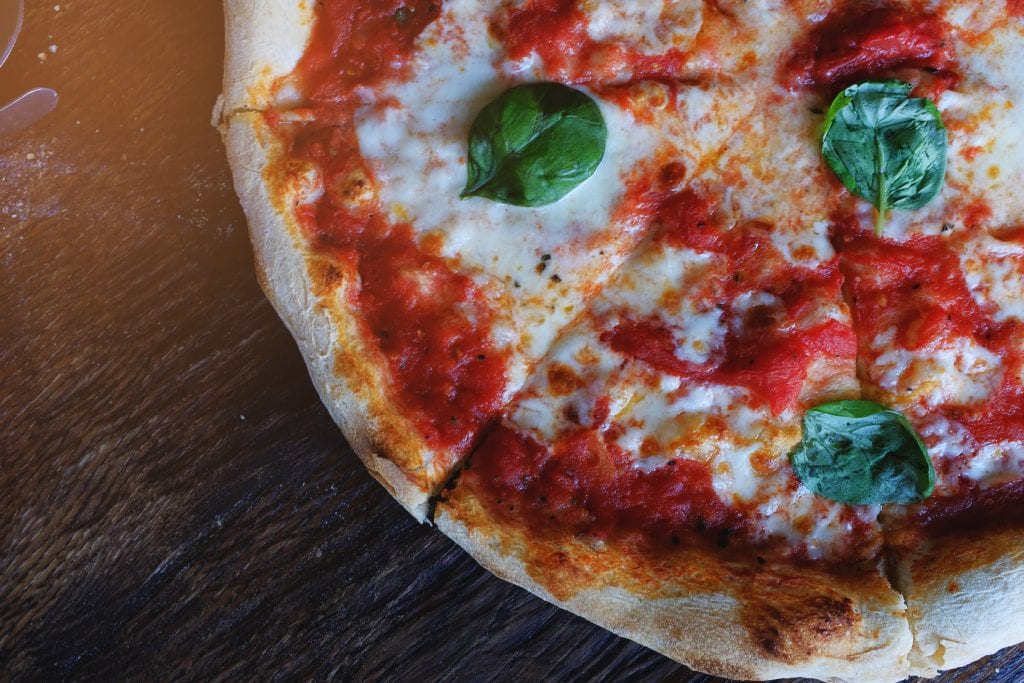 Pizza Margherita Questa semplice ricetta per la pizza Margherita è perfetta per i principianti. È molto semplice raccogliere alcuni dei nostri ingredienti preferiti, come la mozzarella e il pomodoro italiano.