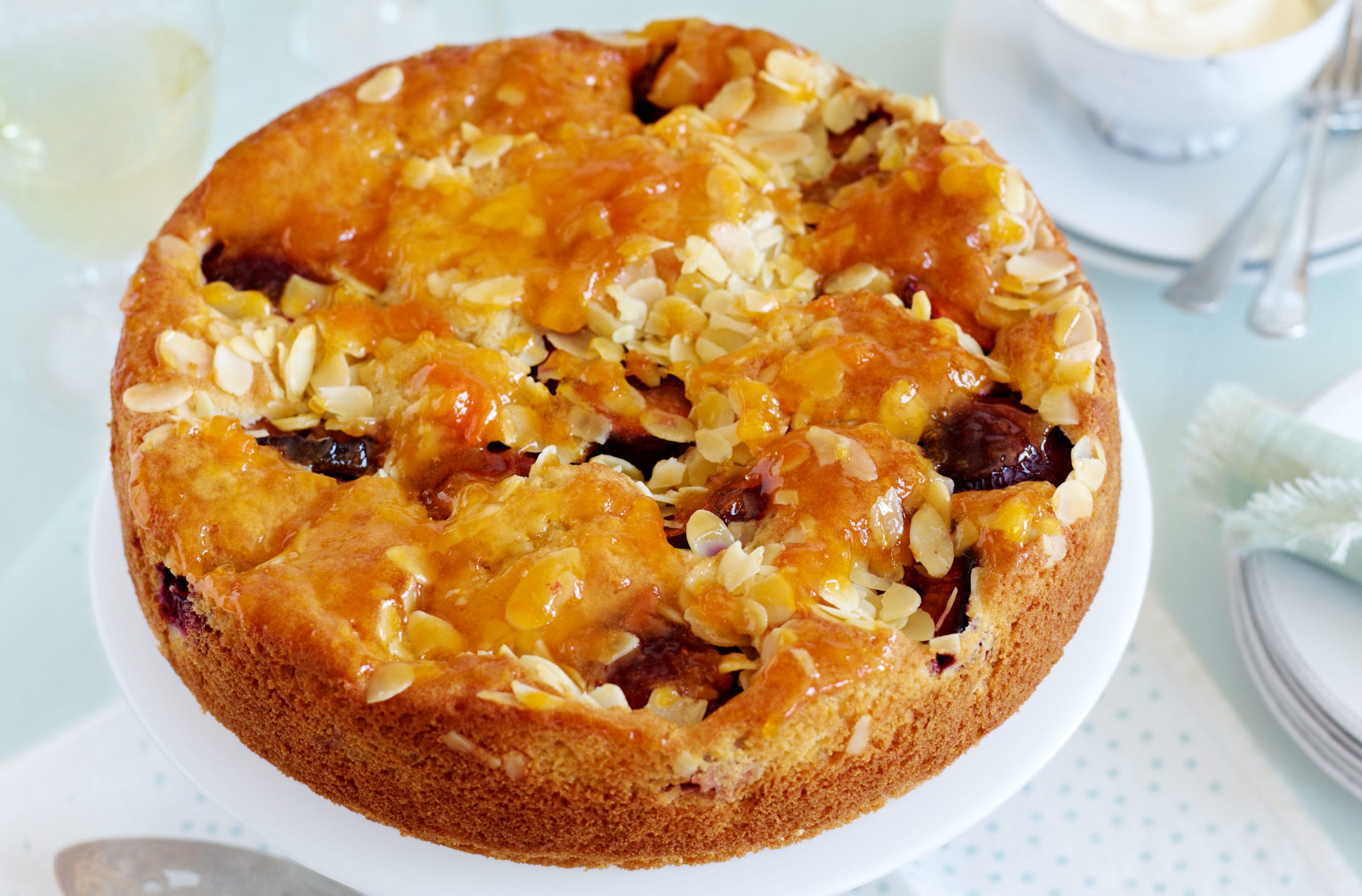 Plum Pie Questa dolce torta di prugne è un'ottima ricetta stagionale piena di sapori di frutta fresca e una spugna morbida e soffice.  È facile da preparare e viene servito perfettamente con la panna.