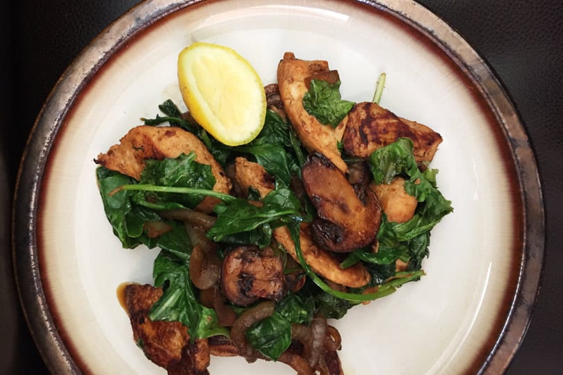 Pollo Salteado Con Champiñones Y Baby Kale