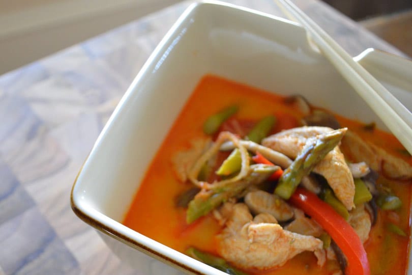 Pollo al curry rojo tailandés