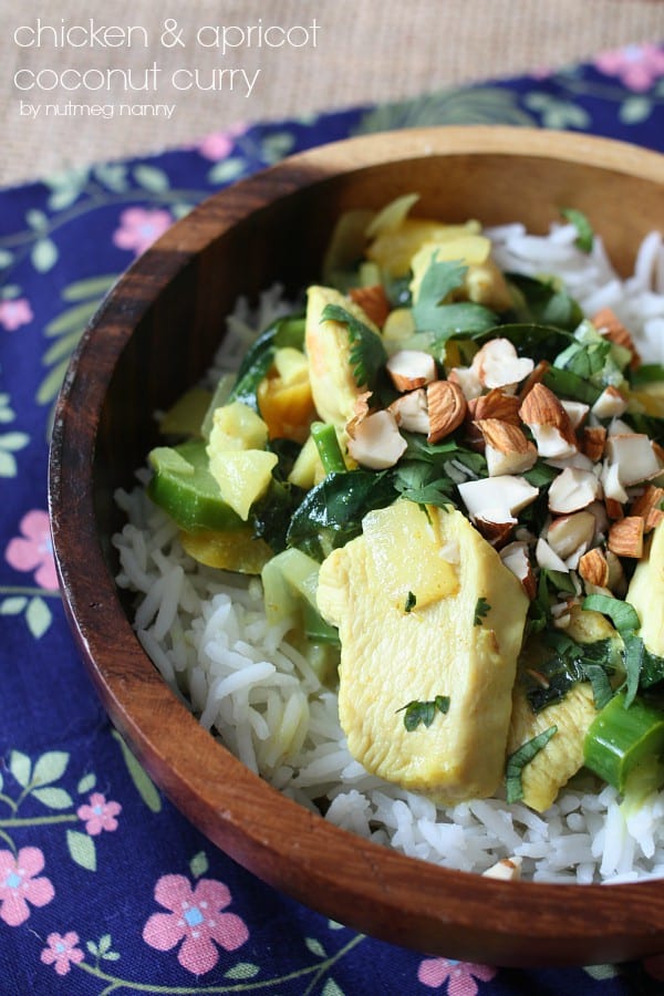 Este pollo al curry de coco y albaricoque est&aacute; lleno de sabor. La salsa est&aacute; ligeramente aromatizada con curry en polvo, leche de coco y cubierta con almendras tostadas.