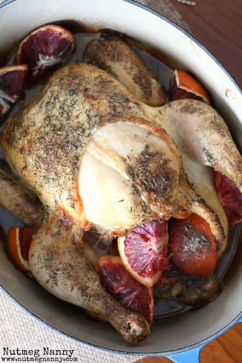 Este pollo asado con tomillo de naranja sanguina es el uso perfecto para todas esas naranjas sanguinas de invierno. ¡Es el equilibrio perfecto de hierbas y cítricos y se cocina en menos de 2 horas! ¡No dejes que el pollo entero asado te intimide porque esta receta es muy fácil y deliciosa!