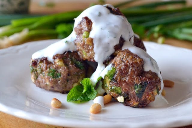 Foto de alb&oacute;ndigas libanesas en un plato blanco.
