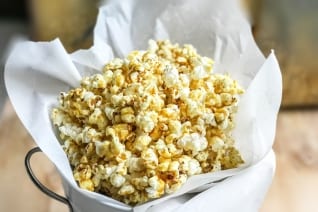 Palomitas de maíz con curry dulce y picante hecho en casa