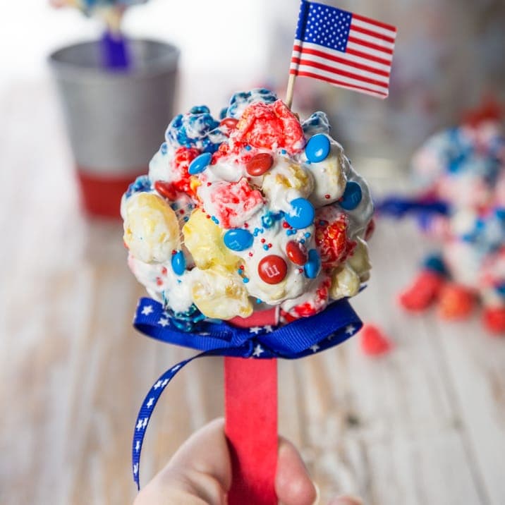 ¡Patriótico Popcorn Pops, una piruleta de palomitas de maíz roja, blanca y azul súper divertida y linda perfecta para Memorial Day y el cuatro de julio!