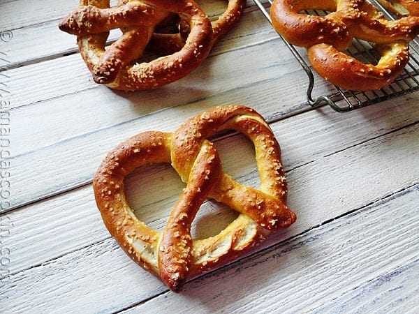 He hecho estos pretzels alemanes caseros varias veces a lo largo de los a&ntilde;os. &iexcl;Esta receta aut&eacute;ntica de pretzel alem&aacute;n es f&aacute;cil de hacer en casa y te encantar&aacute;n!